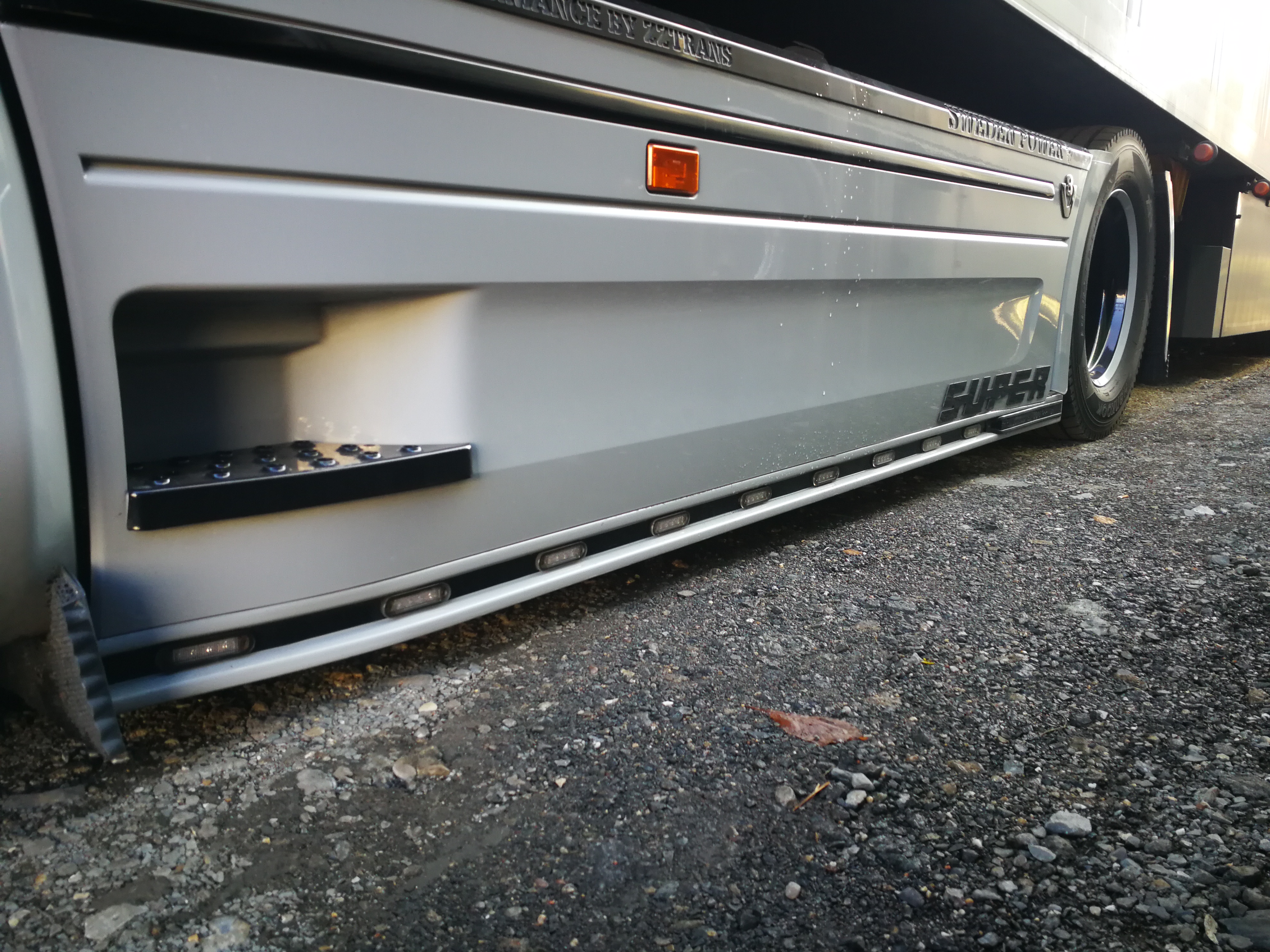 Scania R Lišty pod mezinápravové spoilery 